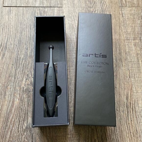 Artis elite collection circle 1R brush in black finish and Artis cleaning pad - Picture 2 of 7